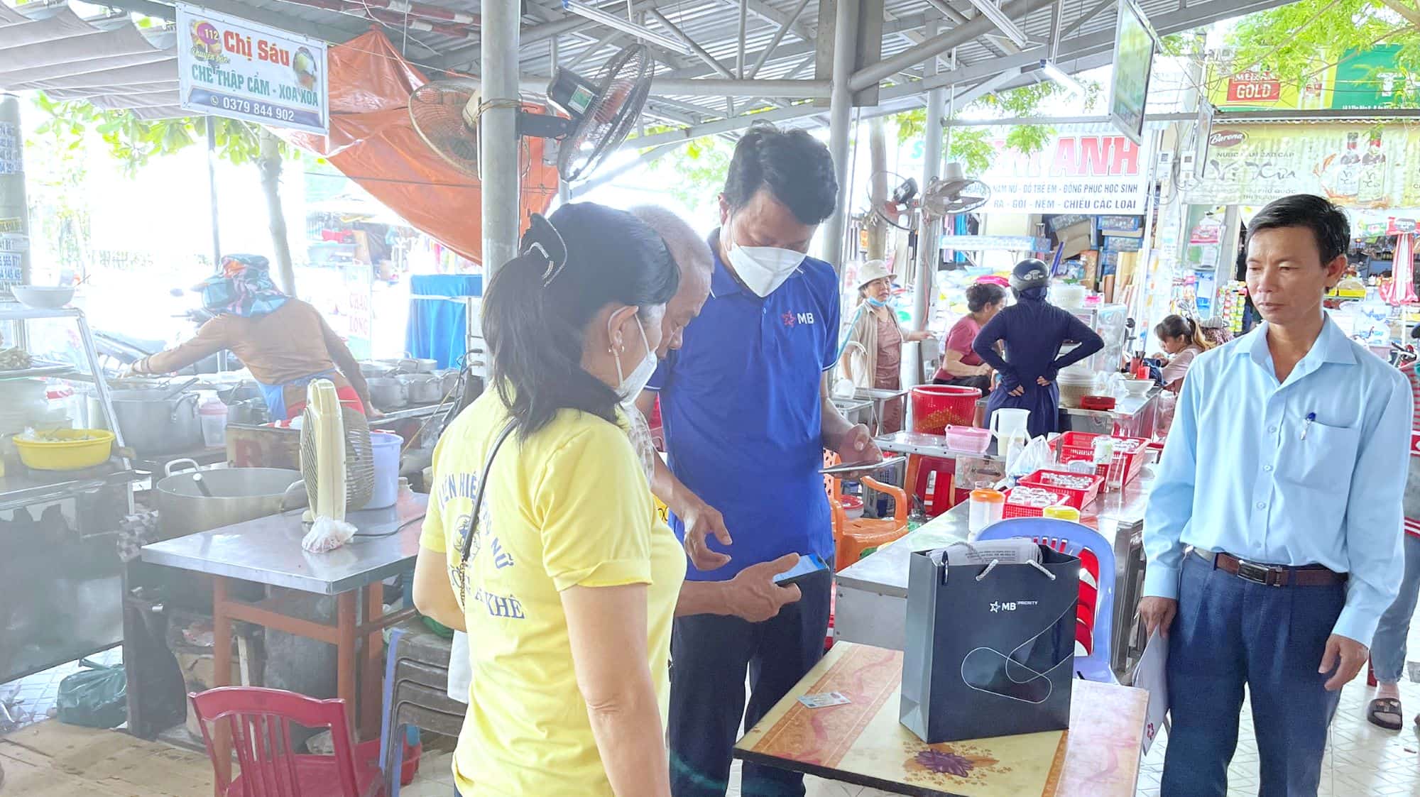 Chu-tich-Phuong-truc-tiep-di-van-dong.jpg